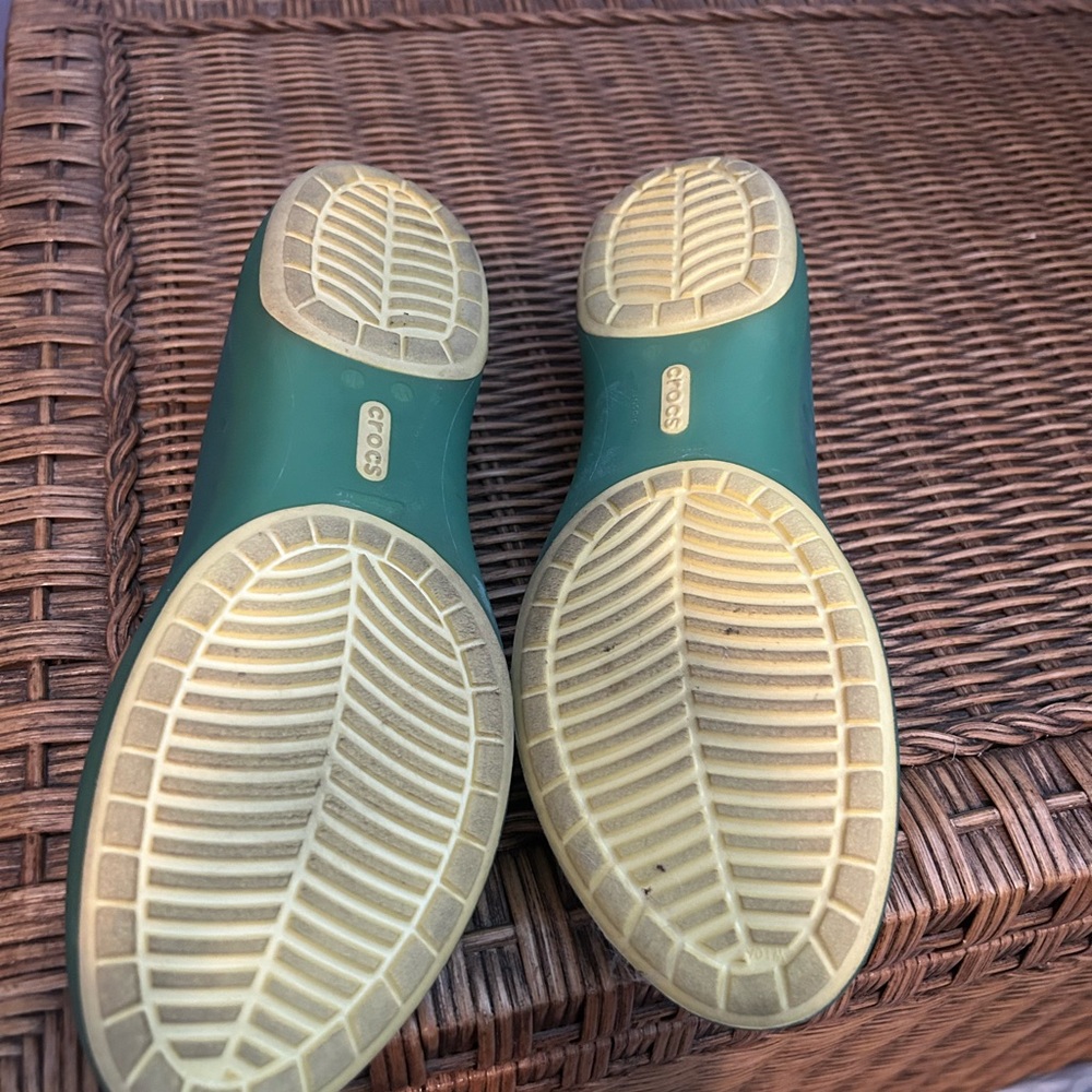 Green Open-Toe Crocs Flats - Picture 4 of 4